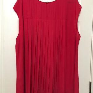 Sejour red top with pleated back